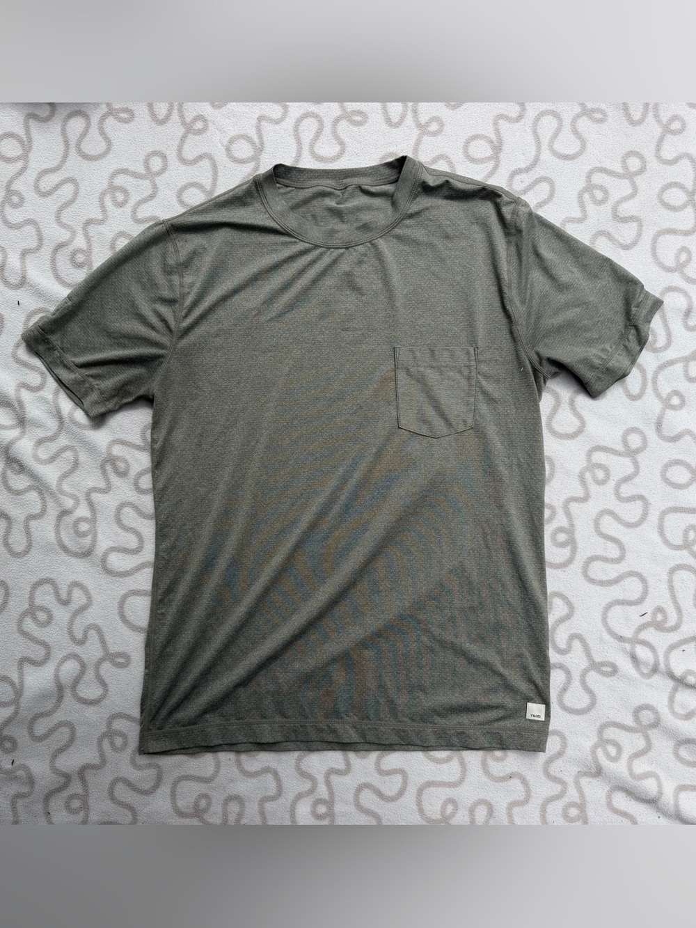 Vuori Men's Short Sleeve Pocket Tee in Olive